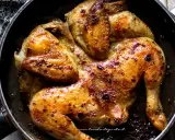 Pollo alla diavola succulento e dorato, cotto in padella con spezie piccanti.