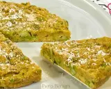 Una fetta di torta salata asparagi, dorata e cosparsa di parmigiano, pronta per essere gustata.