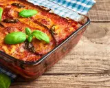 Parmigiana di melanzane in friggitrice ad aria, dorata e profumata, guarnita con basilico fresco. Un classico rivisitato per un risultato leggero e gustoso.