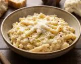 Un piatto fumante di pasta e cavolfiore cremoso, condito con parmigiano e peperoncino.