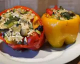 Peperoni ripieni senza carne, un piatto colorato e saporito con riso e verdure miste, pronto per essere gustato.