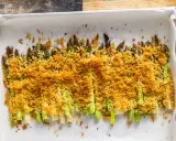 Asparagi al forno gratinati, croccanti e dorati, pronti per essere gustati.