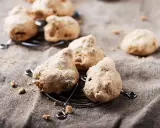 Biscotti meringati, dall'aspetto rustico ma dal sapore delizioso, noti come "brutti ma buoni", su una griglia.