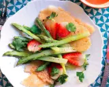 Asparagi e fragole su una sfoglia croccante, un'interpretazione moderna della crescia di Pasqua marchigiana.