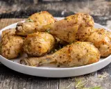 Cosce di pollo dorate e succulente, cotte alla perfezione nella friggitrice ad aria, guarnite con erbe aromatiche fresche.