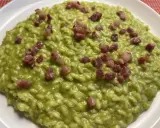 Risotto cremoso alle zucchine e pancetta croccante, un piatto gustoso e colorato.