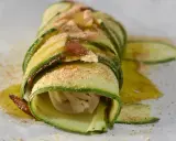 Delizioso rotolo di zucchine, avvolto con cura e cosparso di pangrattato e olio d'oliva. Un piatto leggero e gustoso.