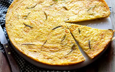 Farinata di ceci dorata e profumata al rosmarino, appena sfornata e tagliata a spicchi, pronta per essere gustata.