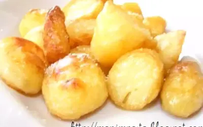 Patate al forno dorate e croccanti, un contorno perfetto per ogni pasto.