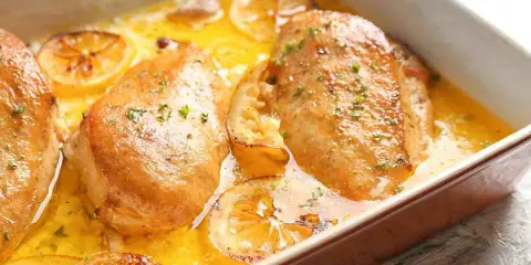 Scaloppine di pollo al limone dorate e succulente, immerse in una salsa cremosa con fette di limone caramellate.