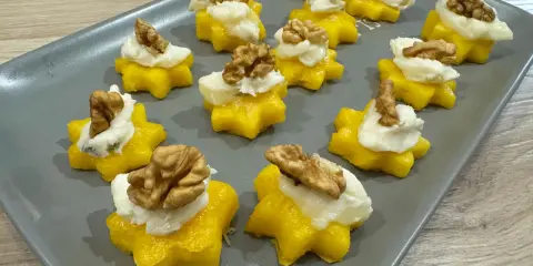Stelline di polenta con formaggio e noci: antipasti sfiziosi per stupire.