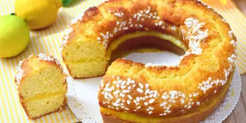 Torta al limone morbidissima e profumatissima benedetta, con ripieno cremoso e decorata con perle di zucchero.