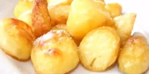 Patate al forno dorate e croccanti, un contorno perfetto per ogni pasto.