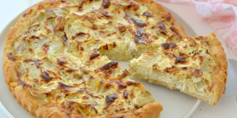 Torta salata con carciofi, una delizia dai Menù di Benedetta, con crosta dorata e ripieno cremoso.