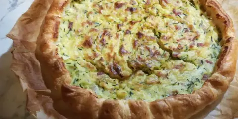 Torta salata zucchine e patate dorata e invitante, con crosta friabile e ripieno gustoso. Perfetta per un pranzo o una cena leggera.