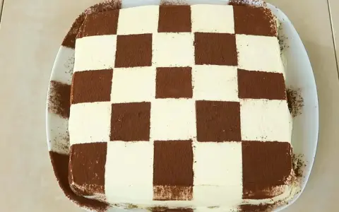 Tiramisù con decorazione a scacchiera, un'idea golosa per la ricetta Benedetta.