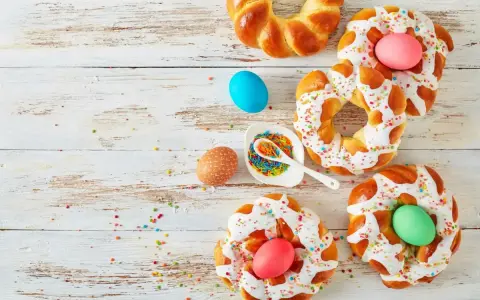Scarcelle fatte in casa da Benedetta, decorate con glassa, zuccherini e uova colorate, pronte per la Pasqua.