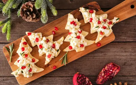 Alberi di Natale con formaggio e melograno, perfetti antipasti di Natale.