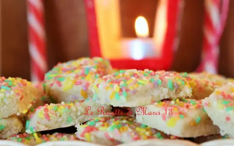 Biscotti colorati con codette, perfetti dolci da fare in casa per un momento di gioia.