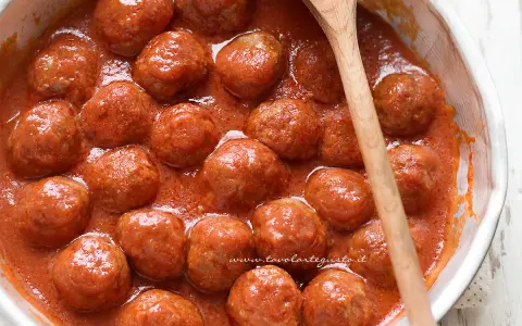 Polpette al sugo, la ricetta della nonna che profuma di casa. Morbide e saporite, pronte per essere gustate.