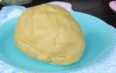 Impasto giallo, pronto per essere steso. È la pasta frolla per pastiera, un classico sal de riso.