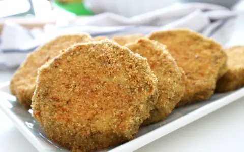 Fette dorate di melanzane impanate al forno, croccanti e pronte da gustare.