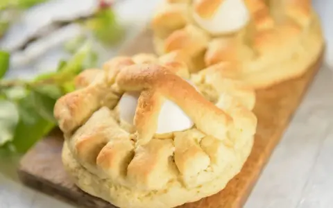Dolci pasquali pugliesi con uova, un'antica tradizione che profuma di festa e famiglia.
