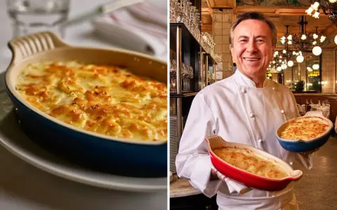 Chef sorridente con due sformati di patate dorati, uno in una teglia rossa e uno in una blu, pronti per essere gustati.