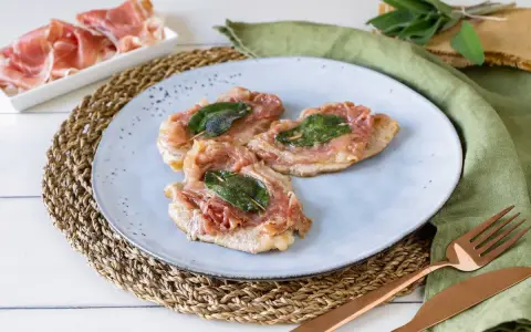 Saltimbocca alla romana ricetta originale: tre fettine di vitello con prosciutto crudo e salvia, pronte per essere gustate.