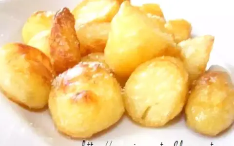 Patate al forno dorate e croccanti, un contorno perfetto per ogni pasto.