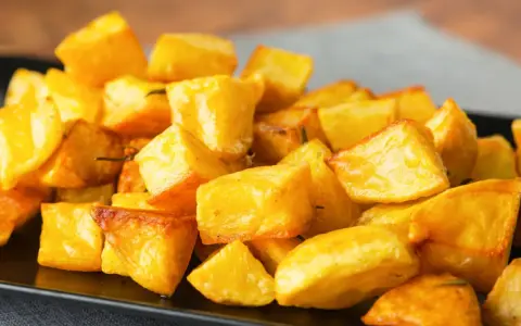 Un mucchio invitante di patate al forno croccanti, dorate e perfette per ogni pasto.