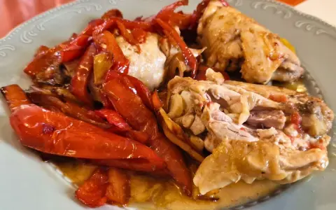 Pollo alla romana succulento con peperoni rossi arrostiti, un piatto saporito e invitante.