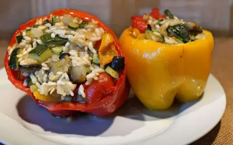 Peperoni ripieni senza carne, un piatto colorato e saporito con riso e verdure miste, pronto per essere gustato.
