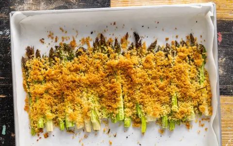 Asparagi al forno gratinati, croccanti e dorati, pronti per essere gustati.