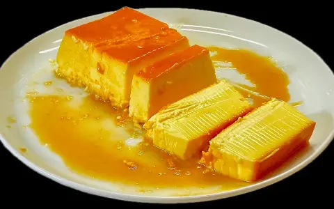 Fette di latte alla portoghese su un piatto bianco, con sciroppo d'oro che cola.