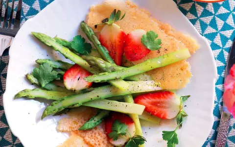Asparagi e fragole su una sfoglia croccante, un'interpretazione moderna della crescia di Pasqua marchigiana.
