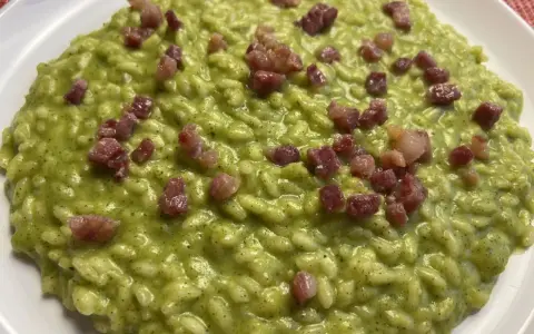 Risotto cremoso alle zucchine e pancetta croccante, un piatto gustoso e colorato.