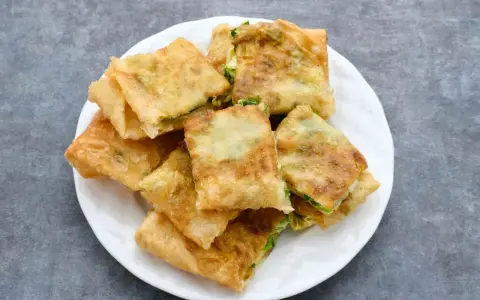 Pezzi dorati di pasta sfoglia ripiena, un'idea sfiziosa su cosa mettere dentro per un aperitivo o uno spuntino.