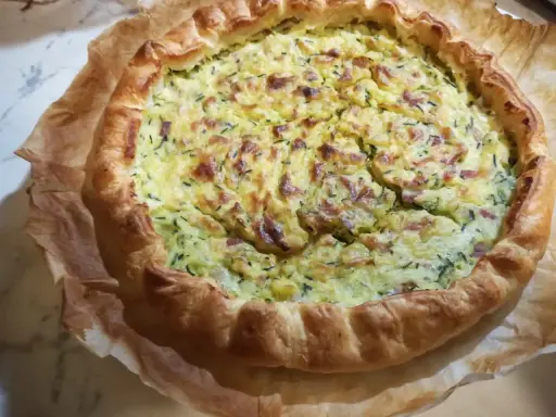 Torta salata zucchine e patate dorata e invitante, con crosta friabile e ripieno gustoso. Perfetta per un pranzo o una cena leggera.