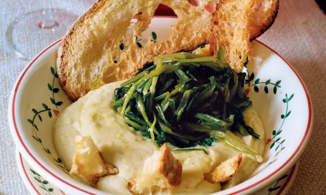 Piatto di fave e cicoria con crostini di pane abbrustolito.