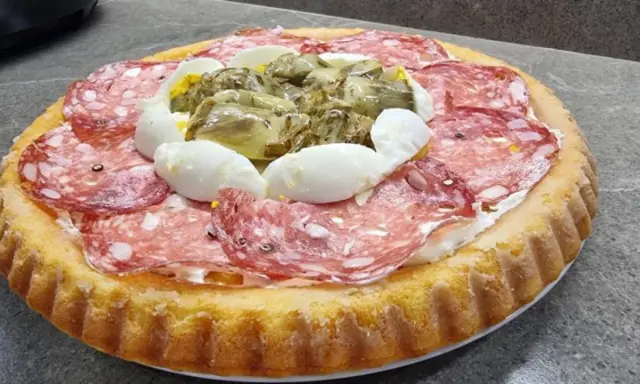 Crostata morbida salata con salame, uova sode e carciofini sott'olio, un'idea gustosa per un aperitivo o un antipasto.
