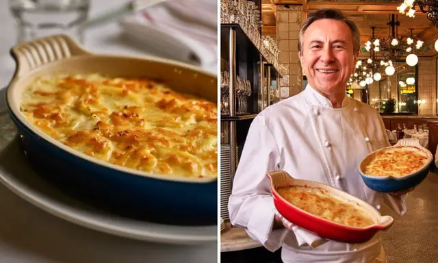 Chef sorridente con due sformati di patate dorati, uno in una teglia rossa e uno in una blu, pronti per essere gustati.