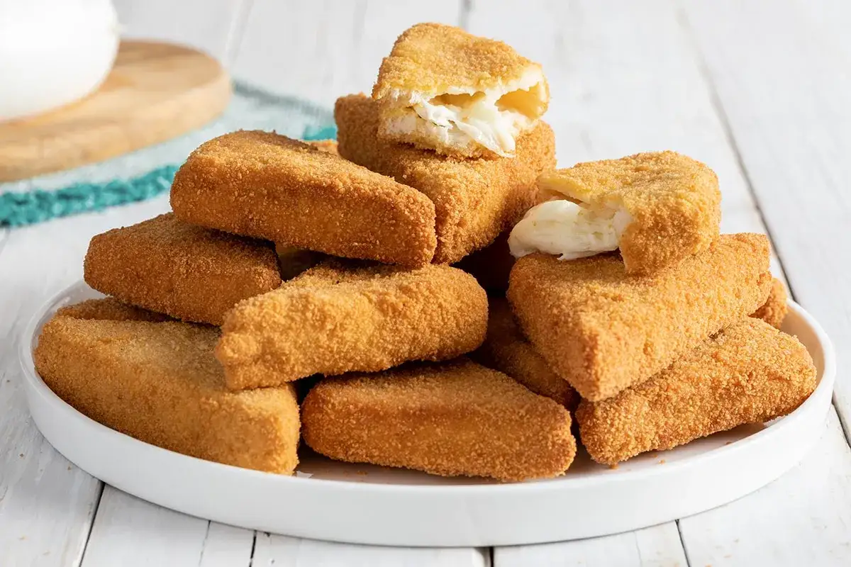 Mozzarella in carrozza dorata e croccante, cotta in friggitrice ad aria, con il formaggio filante che fuoriesce.