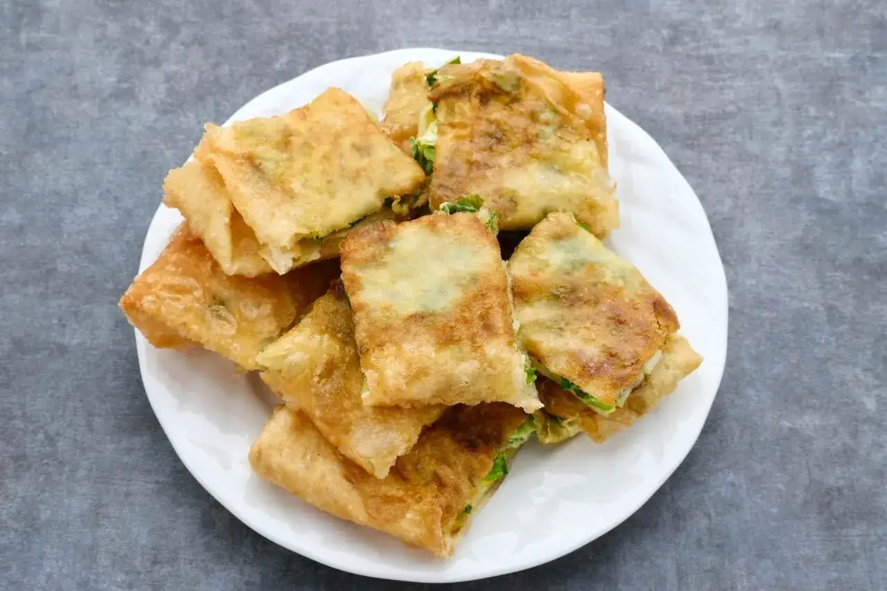 Pezzi dorati di pasta sfoglia ripiena, un'idea sfiziosa su cosa mettere dentro per un aperitivo o uno spuntino.