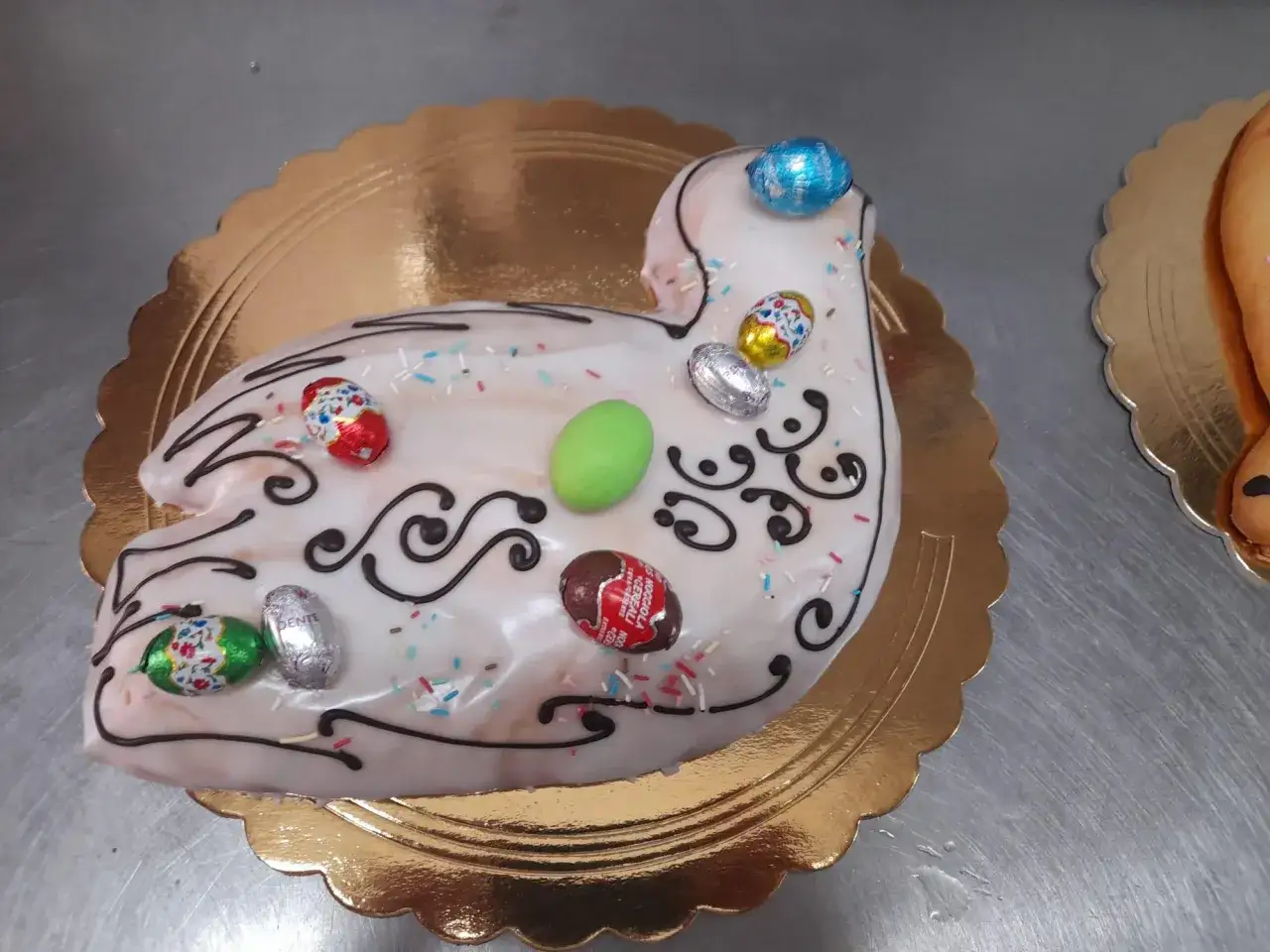 Scarcelle fatte in casa da Benedetta, decorate con glassa bianca, uova di cioccolato e codette colorate.