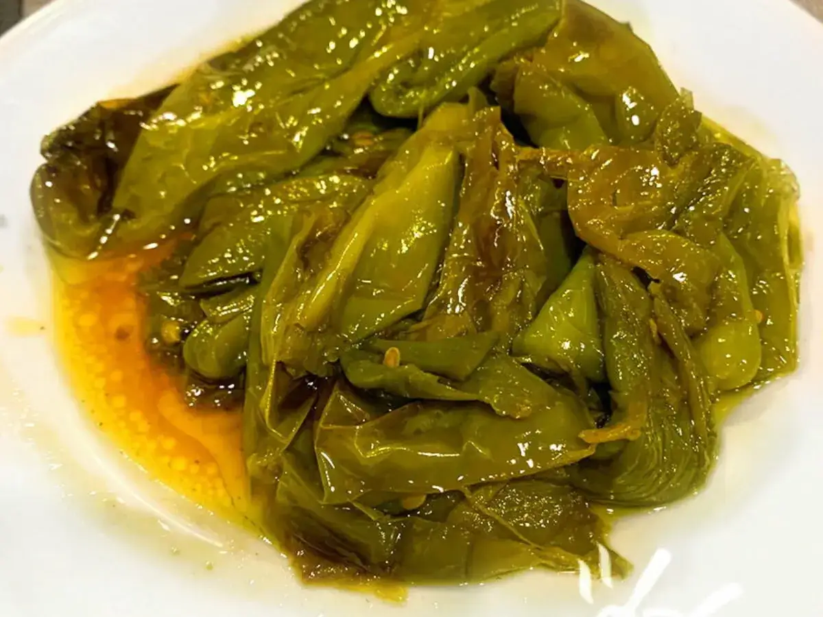 Friggitelli in padella, dolci e succosi, cotti in olio d'oliva.