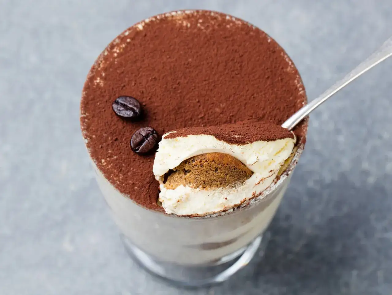 Un delizioso tiramisù, con cacao e chicchi di caffè, pronto per essere gustato. La ricetta Benedetta è un successo!