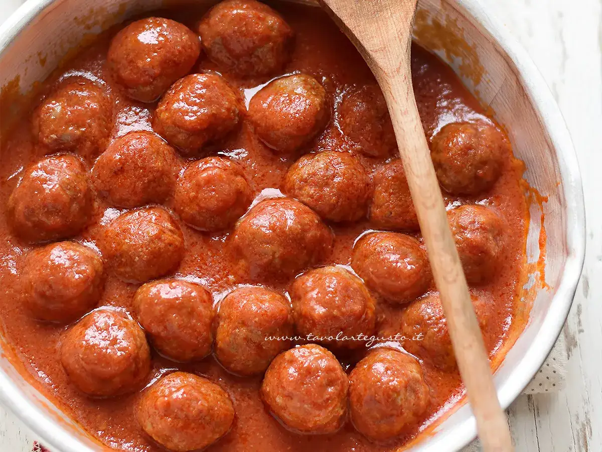 Polpette al sugo ricetta della nonna, succulente e profumate, pronte per essere gustate. Un classico intramontabile.