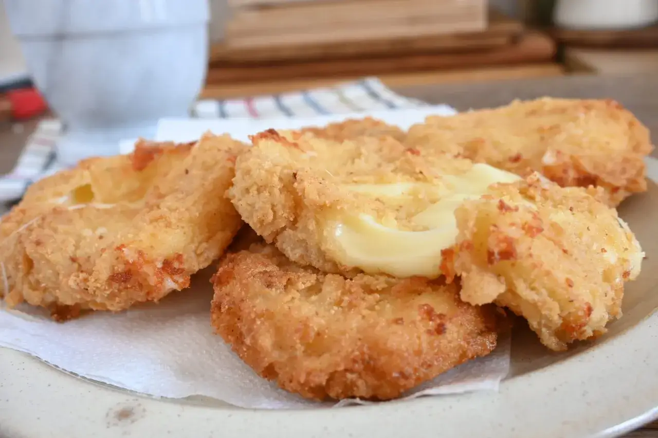 Mozzarella in carrozza dorate e croccanti, con il formaggio filante che fuoriesce.
