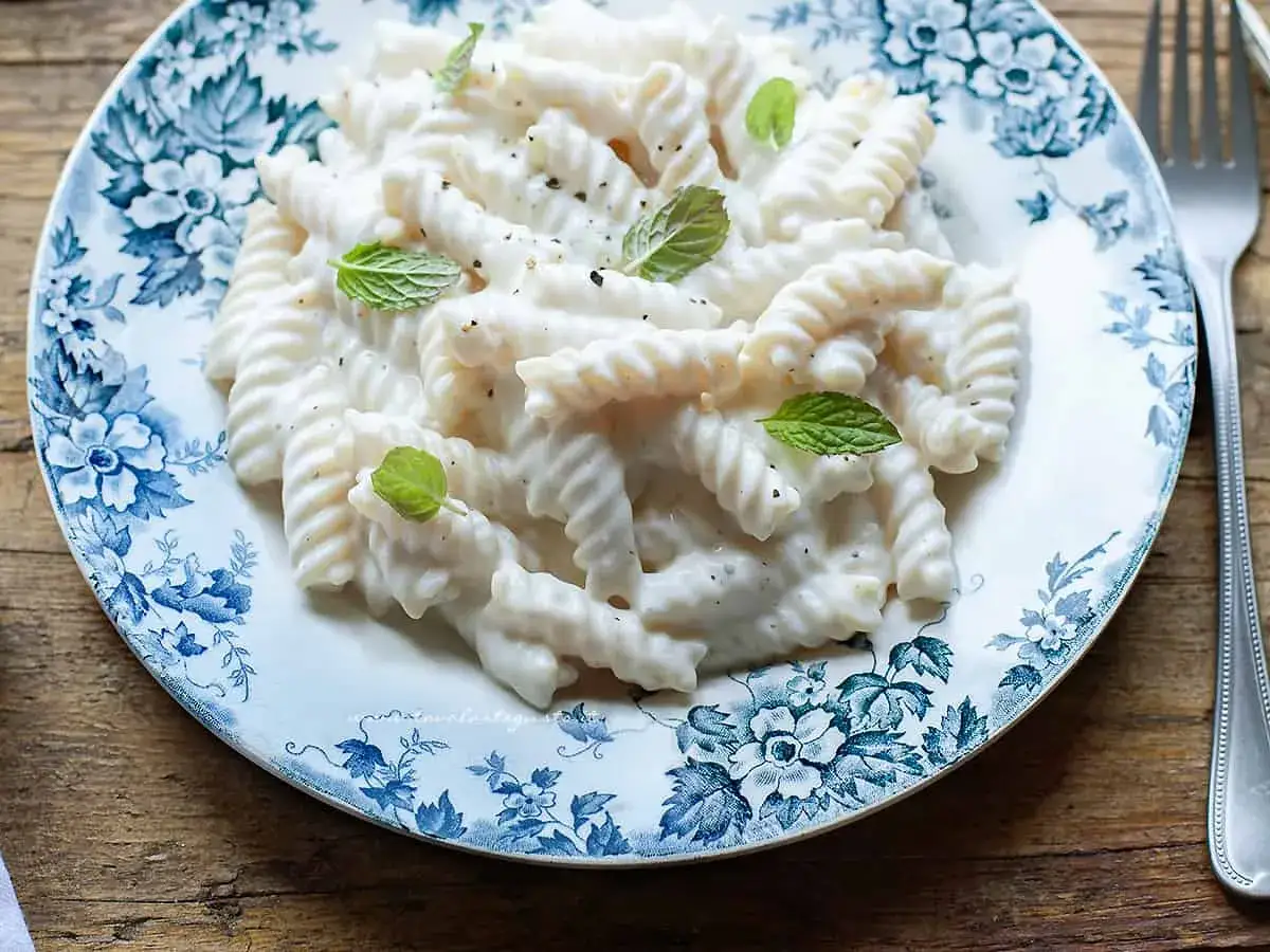 Fusilli cremosa con ricotta e menta, un piatto semplice e gustoso.